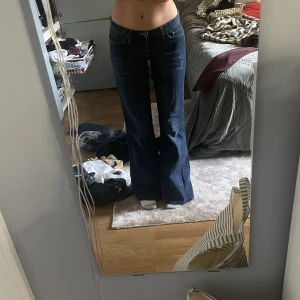 Blå utsvängda jeans - Fina mörkblåa jeans som jag inte använder. De är sitter lite mer baggy än tajt. Jag har förlängt de me jeanstyg men de går att klippa bort om man vill