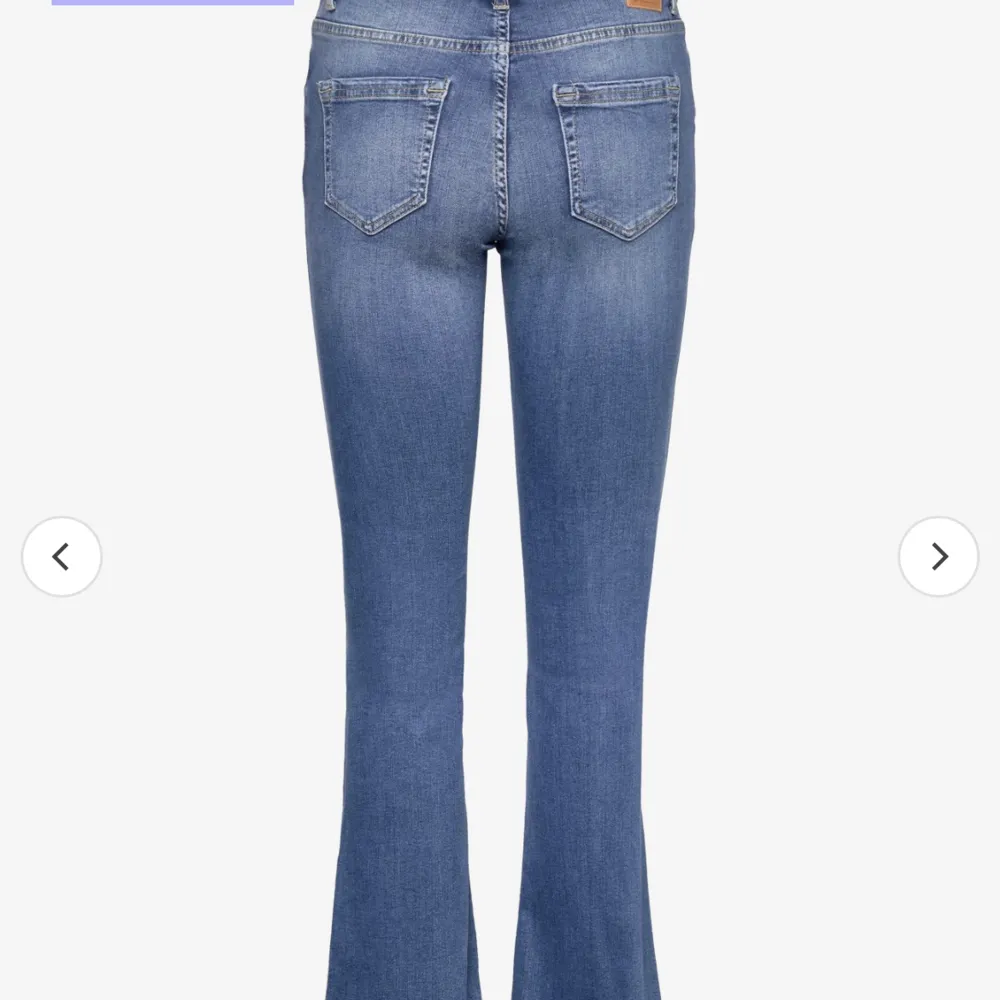 Säljer dessa lågmidjade jeans, inte riktigt dom på bilden då dom är mycket lägre i verkligheten. Vid intressse kan jag skicka bild på när jag har dom. Använda cirka 5 gånger, köpta för 500kr. Jeans & Byxor.