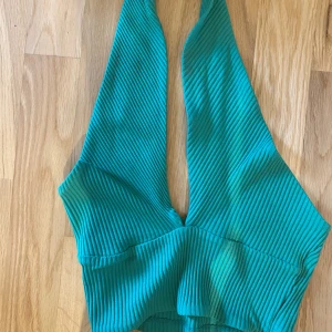 Zara topp - Grön topp från zara i storlek S, knappt använd och inga defekter⚡️⚡️