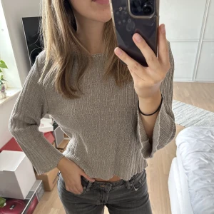 Jättesnygg tröja från KUS Stockholm🥰💓🫶🏼 - Sparsamt använd tröja från KUS Stockholm. Den är i strl M men sitter mer som en S skulle jag säga🥰 Tröjan är gjord i 100% lin och håller väldigt hög kvalité! Org pris 1000kr🫶🏼