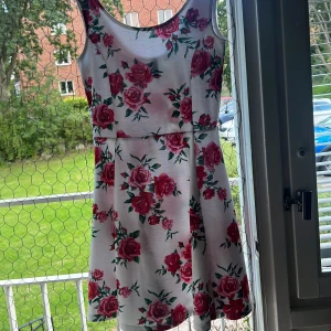 Klänning  - En sommrig tunnare klänning i blommönster 