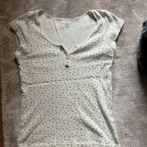 Brandy Melville tröja - Fin brandy tröja som jag knappt har använt 🪻