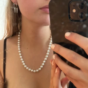 Halsband - Pärlhalsband från glitter i nyskick💗 fraktar mot köparens bekostnad samt möts upp stockholm 