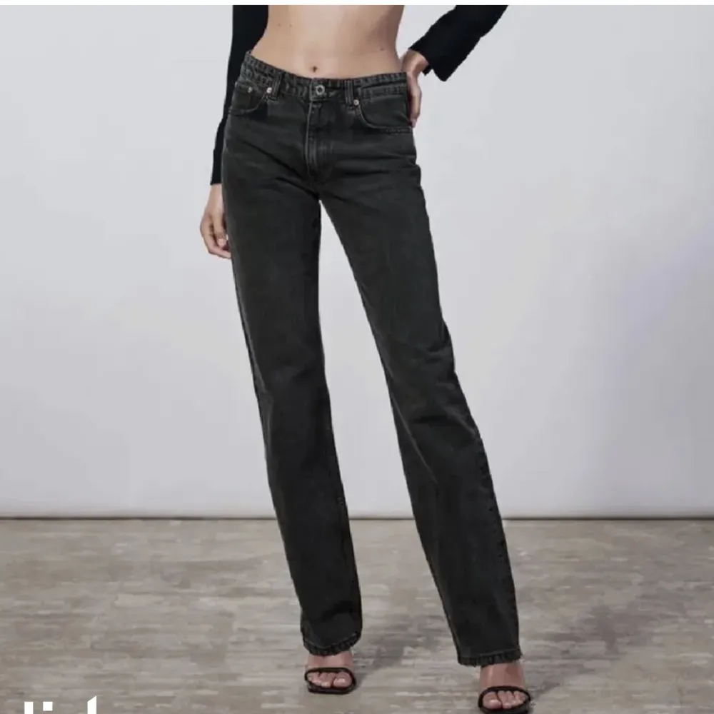 Säljer mina fina svarta midrise jeans från Zara i storlek 34. De är i fint skick, pyttelite slitna längst ner vid foten men inget som syns❤️🙌🏻🙌🏻. Jeans & Byxor.