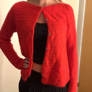 Röd kofta - Mysig röd kofta med flera knappar. Den är från Zara barn avdelning i storlek 164, men passar till någon som är mellan xs/s. 