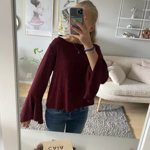 Vinröd tröja - Jättefin vinröd tröja med volang vid armarna❤️ Skriv vid frågor eller vid intresse!!🤗
