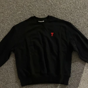 Ami Paris - Säljer en Ami Paris tröja i storlek S, nypris 2100 kr. Tröjan har endast blivit testad tagg finns kvar.