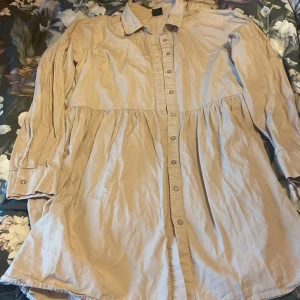 Skjortklänning Gina tricot stl 38 - I bra skick. Fin något oversize skjortklänning från Gina tricot.