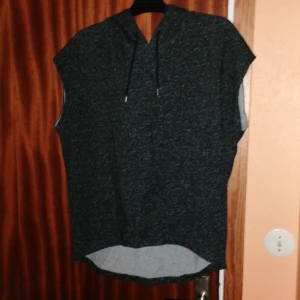 Grå kortärmad hoodie - Grå med vita static märken kortärmad hoodie i XS-S från Cubus. Denr mycket, mycket gammal och inte använts sedan typ 2016 men den är hel. 