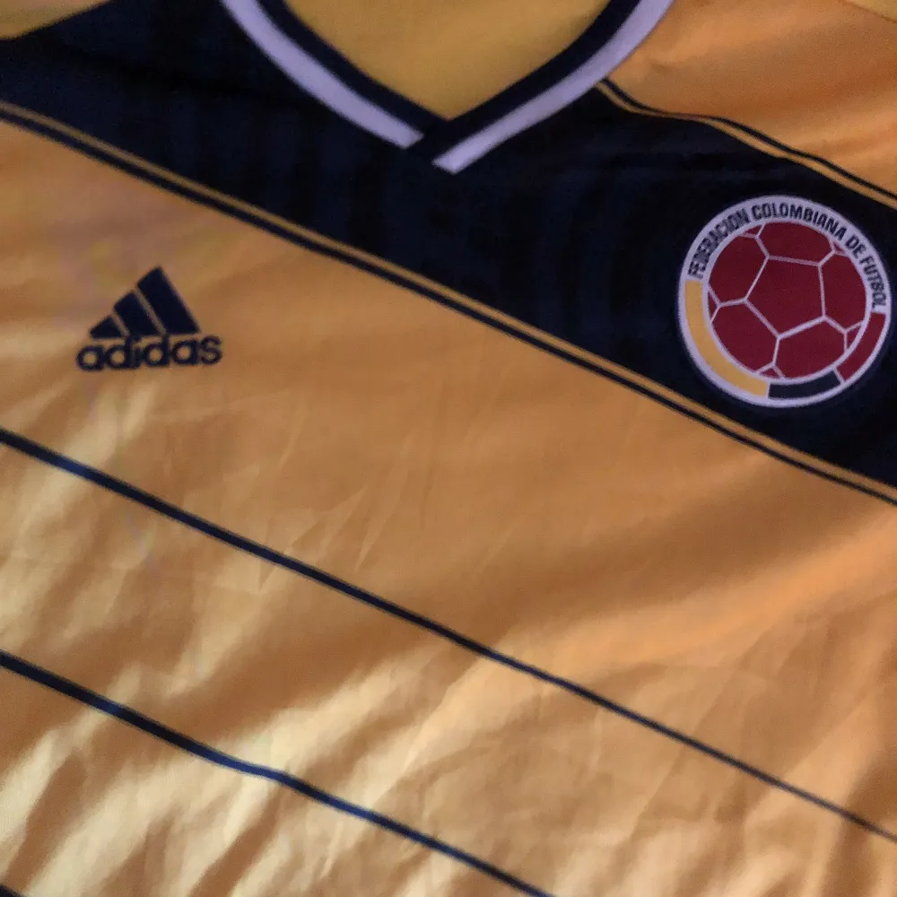 En Colombia fotbollströja från VM 2014 i storlek M, är i väldigt bra skick. Möts helst upp i Sthlm . T-shirts.