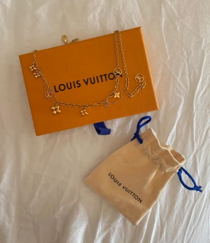 Louis Vuitton halsband  - Louis vuitton Blomming suppleant necklace 😍Säljer mitt Louis Vuitton halsband (självklart äkta)😍 använt en gång!