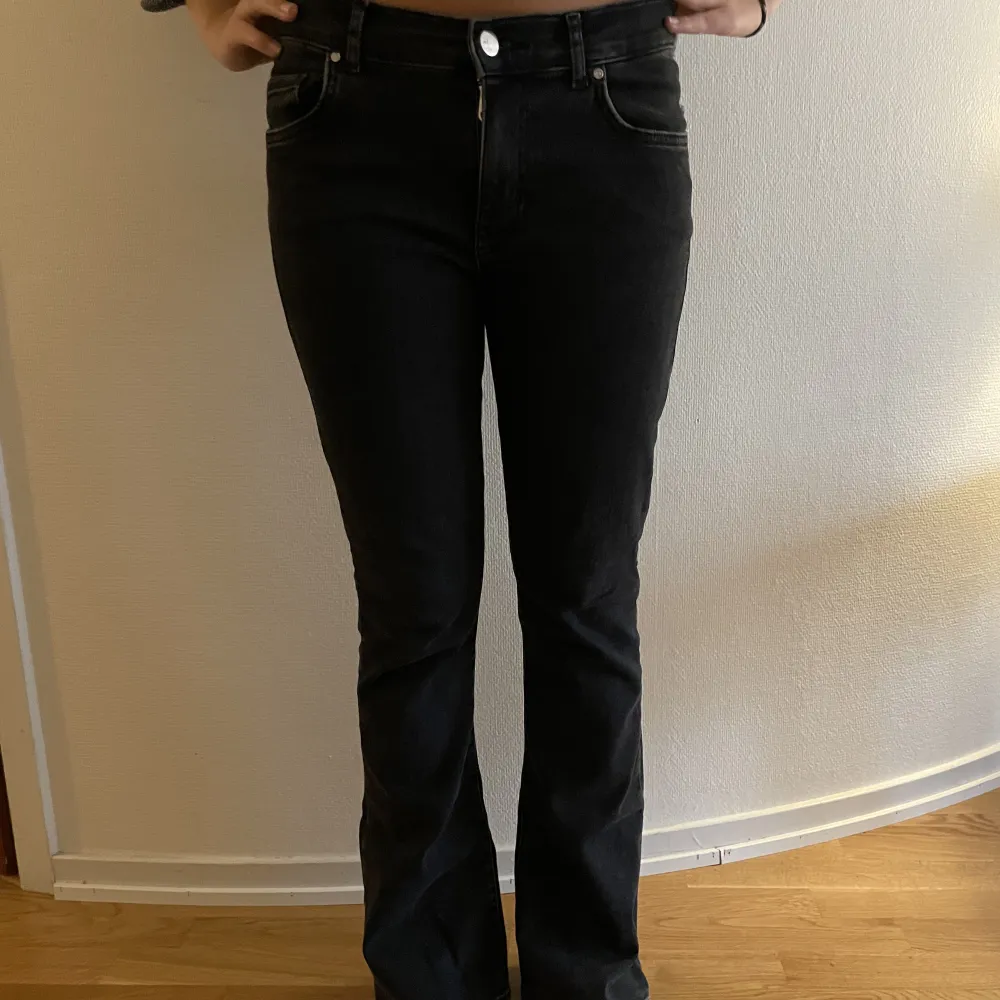Svarta lågmidjade Bootcut jeans 💕. Jeans & Byxor.