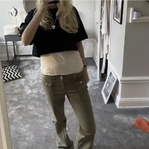 Gröna jeans hm - Intressekoll på dessa as snygga trendiga gröna jeans ifrån HM. Knappt använda, storlek 36💕🫶🏽🌟