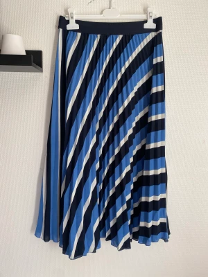 Söt kjol - Söt randig kjol i storlek S  Pris 20kr