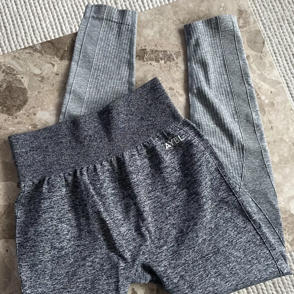 Ombre seamless leggings i färger grey marl från AYBL🩶 i nyskick inga defekter. Jeans & Byxor.