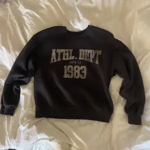 Säljer denna svarta sweatshirt från Ginatricot 
