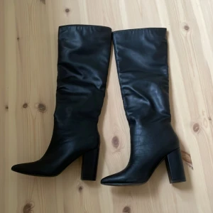 Boots från nelly - Boots från Nelly med ”loose fit”, använda en gång, säljer pga fel storlek. Köpta för 999 kr 💕