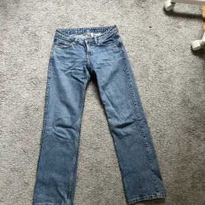 Lågmidjade raka jeans från WEEKDAY i modellen arrow, nyskick 