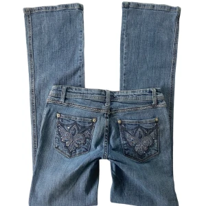 Jeans med strass  - Skitcoola jeans med strass. Midja: 68 cm, innerbenslängd: 75 cm 🫶🏼