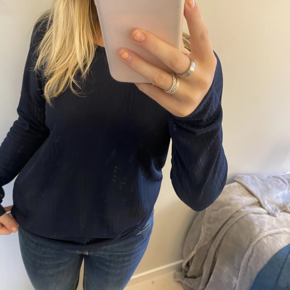 Blå blus med öppen rygg