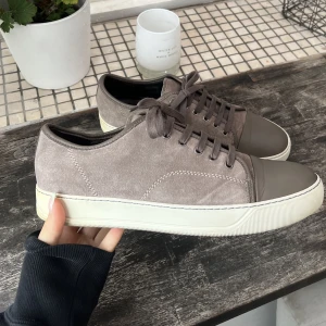 Lanvin  - Säljer dessa lanvin sneakers i storlek uk8, passar 42-43. Jätte fin brun/grå färg i mocka. Använda men fortfarande super fint skick. 