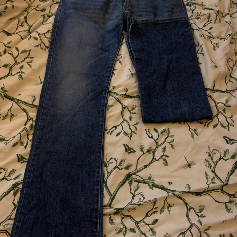 Ett par lågmidjade jeans från märket Disel helt oanvända. Passar S. För långa för mig som är 160. Jeans & Byxor.