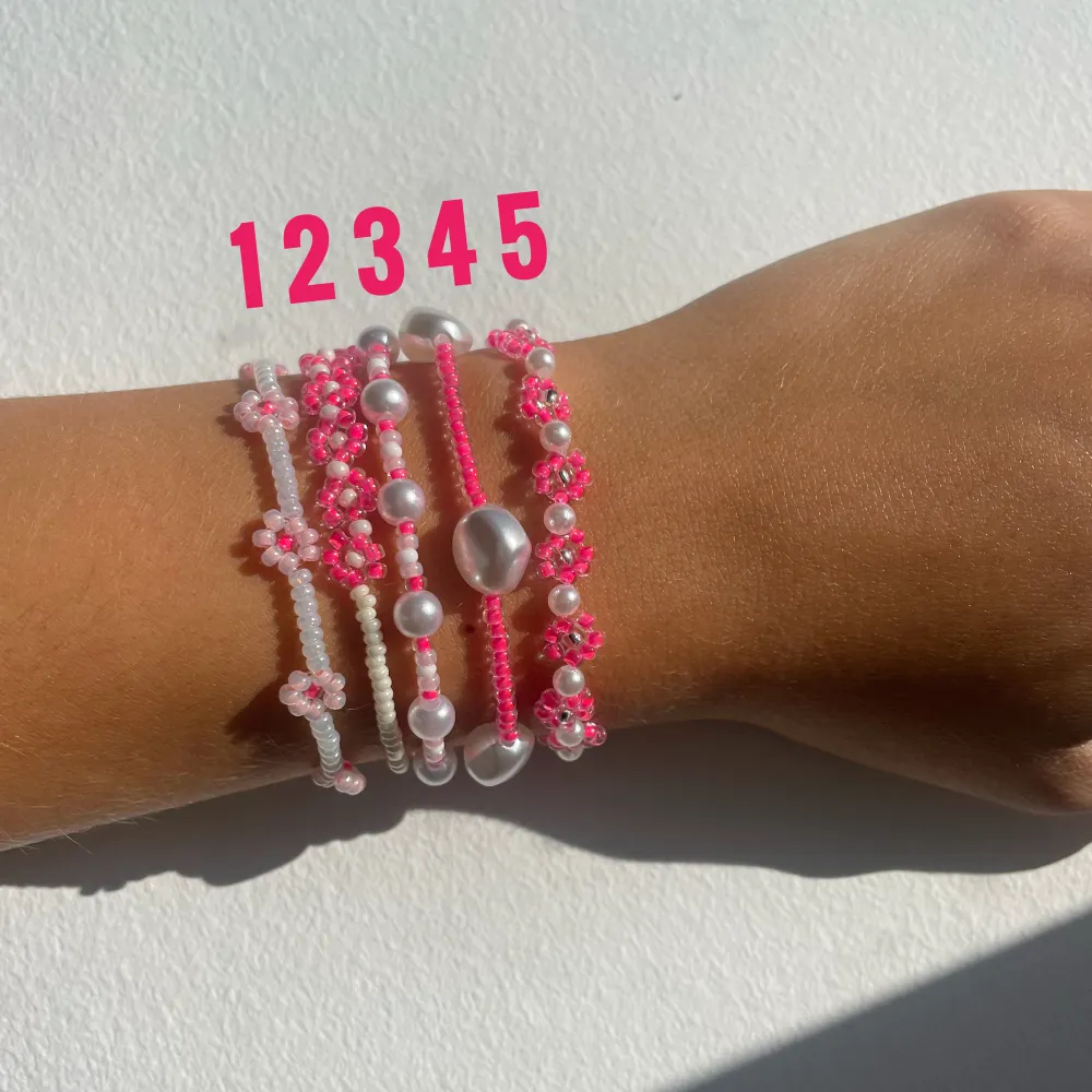 Fina rosa armband! 39kr/st eller 5 för 180kr💖 Går att få i vilken färg du än önskar🦋😇. Accessoarer.
