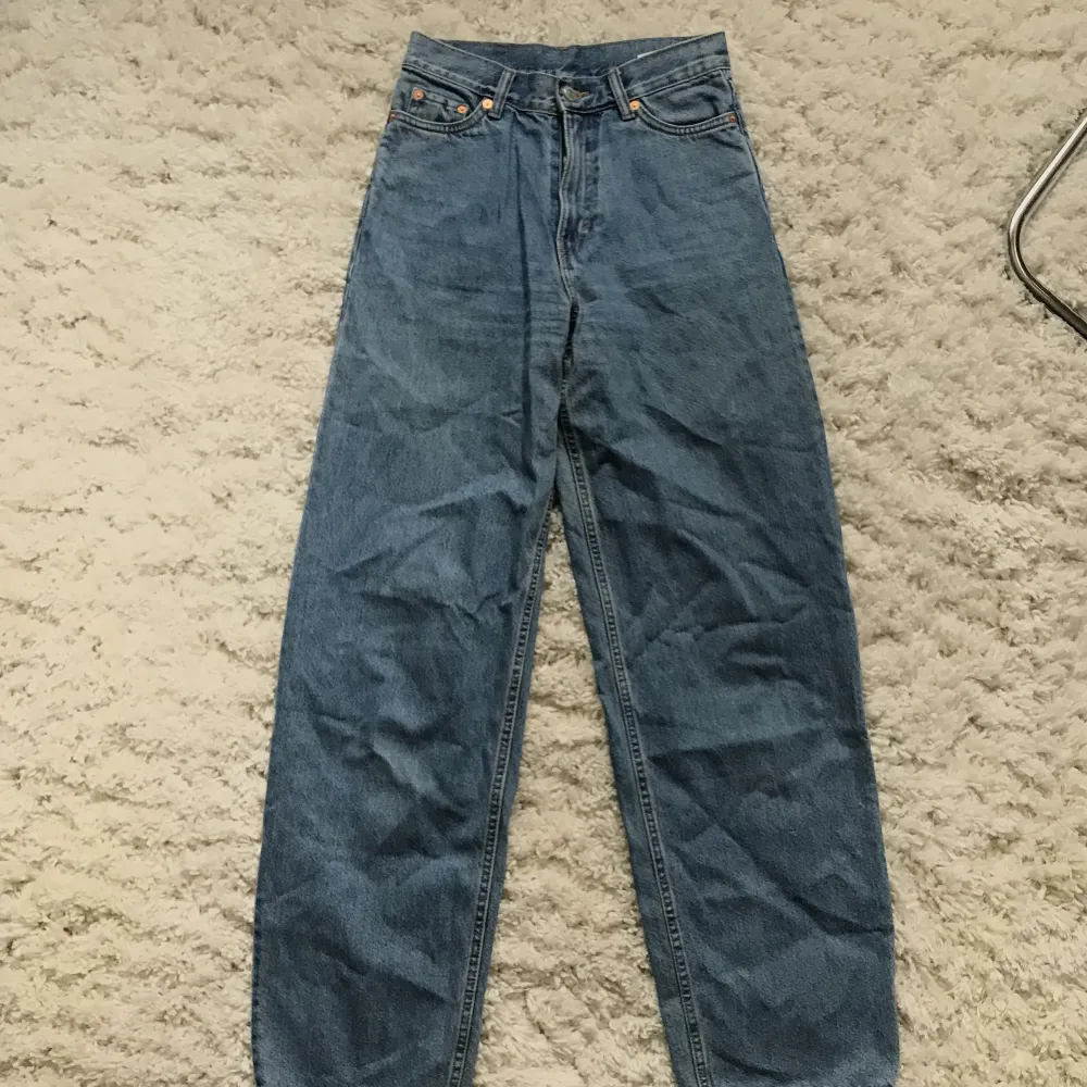Mörkblåa ”rail mid straight” jeans från Weekday, i storlek w24 l32 . Aldrig använda i skick 9/10.. Jeans & Byxor.