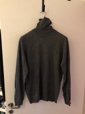 Polotröja - Grå Polotröja från Zara, storlek M