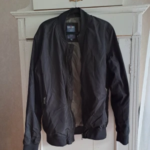 Jacka  - En fodrad höst och vår jacka i mycket gott skick. 