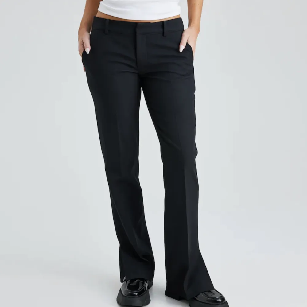 Säljer de jättepopulära lågmidjade kostymbyxorna från Bikbok i modellen Vera Petit. Jättebra skick❤️. Jeans & Byxor.