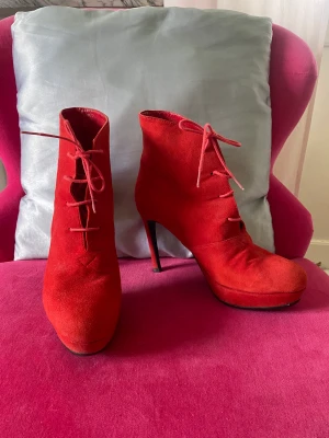 Röda stövletter Rodebjer - Snygga röda stövletter i storlek 38 Rodebjer. Fint skick. Säljer ett par likadana bruna i en annan annons.  Kan mötas upp i Örebro from v.33