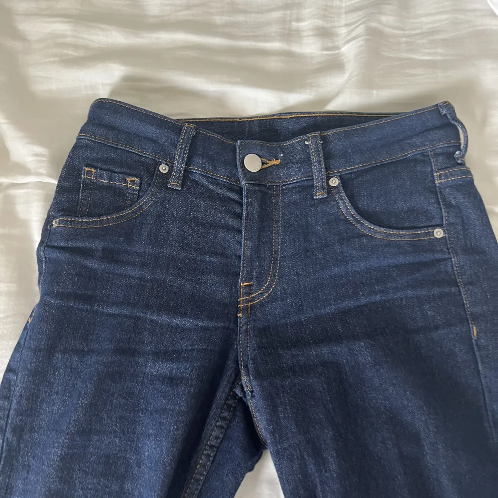Super snygga Lågmidjade jeans i en fin blå färg! Dom är använda ett fåtal gånger därav bra skick! Bara att fråga om de är något du undrar över🩷💕frakt ingår inte i priset. Jeans & Byxor.
