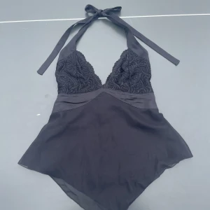 Gulligt linne  - Jätte gulligt linne från märket bebe! Säljer för att den tyvärr va för liten! 