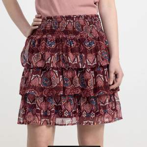 Säljer min jättefina kjol från Lindex pga att den kommer inte till användning längre! Använd ett fåtal gånger