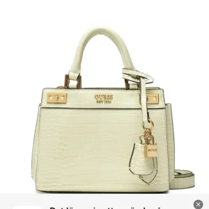Guess väska - Väska från Guess i perfekt skick, använd en gång💗 nypris: 1300kr, säljer den för 750kr + frakt💕har egna bilder om så önskas