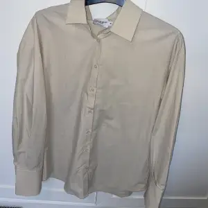 Knappt använd skjorta i fint skick, storlek 36, köpt från na-kd