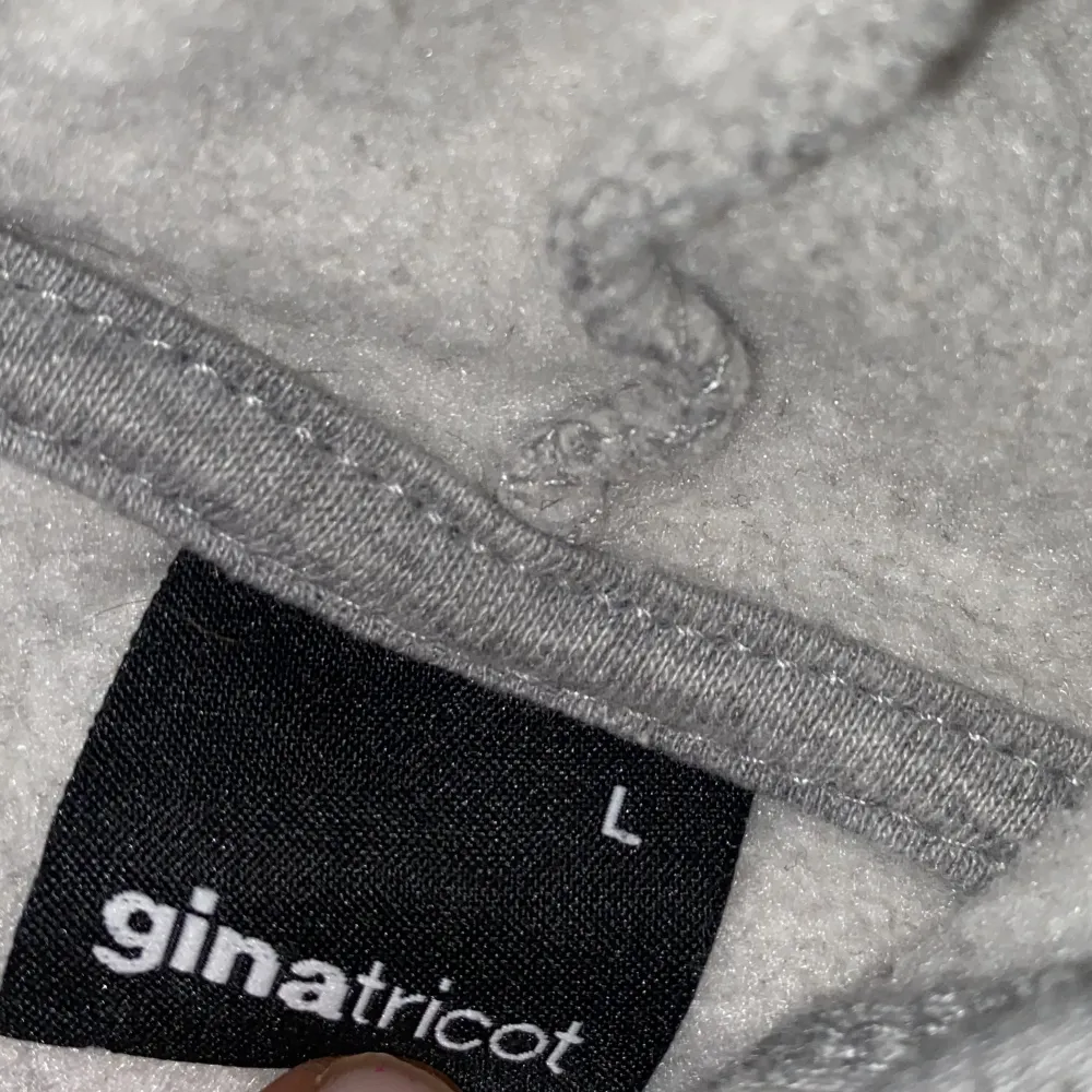En grå hoodie! Skulle dock inte säga att den är jättetjock, vilket jag är tacksam för som varmblodig😅 Den här hoodien är då i storlek L - från Ginatricot!😍 Säljer endast eftersom jag redan har alldeles för mycket hoodies (CANT HELP IT!😫) + inte stickig!😍. Hoodies.