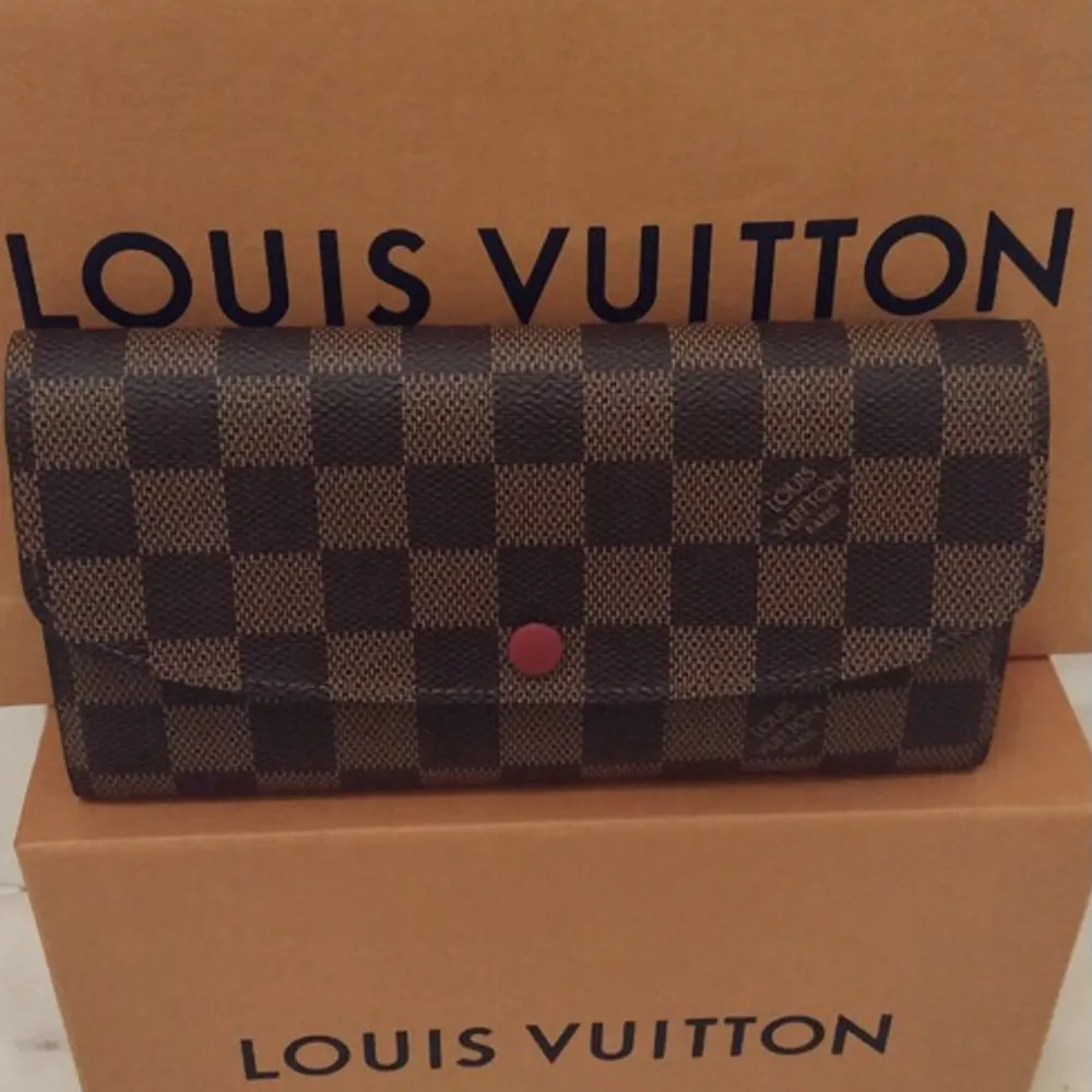 Louis Vuitton plånbok medföljer äkthetsintyg och kvitto. Accessoarer.
