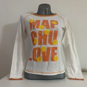 Topp - Gullig vintage långärmad topp! Fint tryck på, passar S bäst! Går bra att trycka på ”köp nu” 🫶🏻