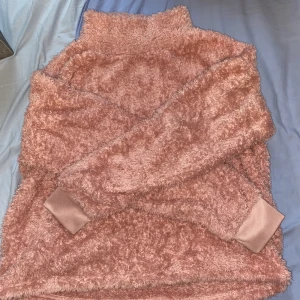 MysPys Till Vintertider💘 - Säljer denna sköna, mjuka, fluffiga, varma och ROSA långarmade i storlek L - från märket SOC från Stadium!😍 DEN ÄR SÅ MYSIG men säljer för jag är för varmblodig för den!😭💔 Någon annan får gosa i den i vinter!😿