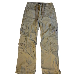 Brandit cargo pants - Brandit cargo byxor i beige färg, stl M men har sytt in dom. Köpt från Armystar för 657 kr, i bra skick, säljer för 400 kr