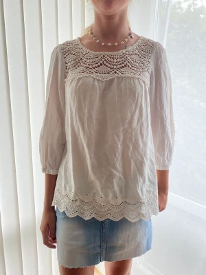Blus - Gullig vit blus ifrån vila fint skick, skriv om ni undrar ngt❤️