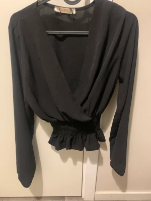 Blus  - En fin fest tröja , aldrig kommit till användning eftersom jag inte gillade den . 