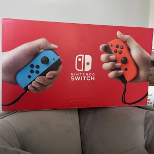 Nintendo switch - Nintendo Swish på andra bilden syns allt som ingår i paketet använd men i nyskick. Någon av mario spelen ingår finns dessutom att köpa till ett fodral. Pris går såklart att diskutera. Köpt på Elgiganten. 