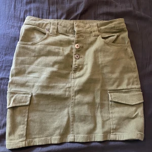 Jeanskjol  - Militärgrön färg. Strl 40. Jättefin på! Använd 2,3 ggr
