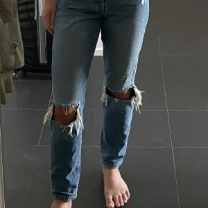 Slitna jeans  - Snygga jeans med stora hål på knäna 