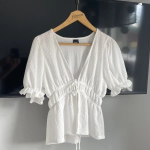Gina blus/topp  - Jättefin topp från Gina i storlek M! Säljer då den aldrig kommer till användning, använd få gånger! 