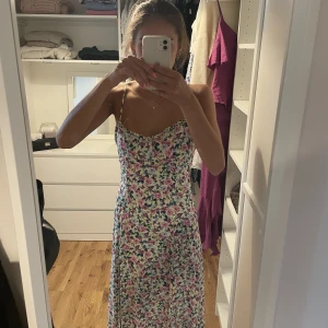 Sommar klänning - Säljer denna söta sommarklänning från zara med lite knytning i ryggen, bara använd några gånger❤️