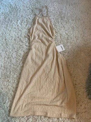 Sommar klänning - Söt tunn sommarklänning med öppen rygg. Helt ny!